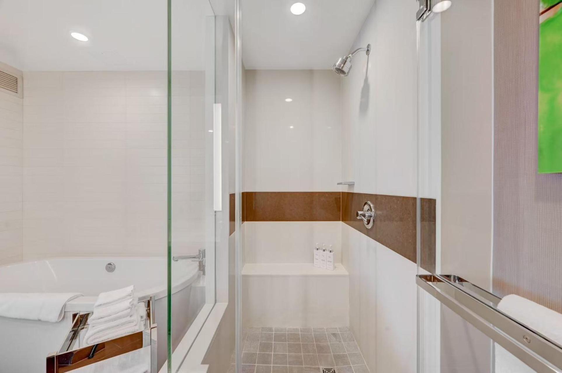 Luxurious Vdara High Rise Room, Skyline Views, King Bed, Free Valet, Smoke-free