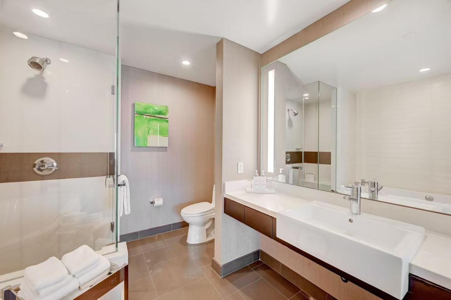 Luxurious Vdara High Rise Room, Skyline Views, King Bed, Free Valet, Smoke-free Hotel