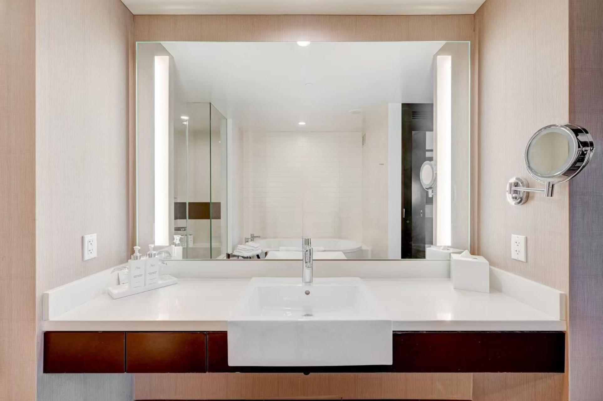 Luxurious Vdara High Rise Room, Skyline Views, King Bed, Free Valet, Smoke-free Hotel Las Vegas
